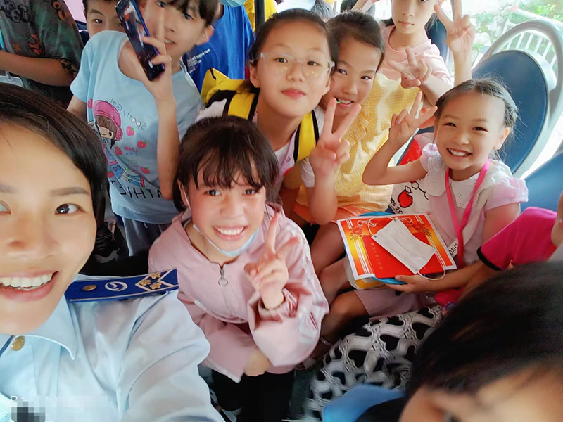 暴雨突袭，她温柔抱起无助的孩子……这样的“司机妈妈”让人动容