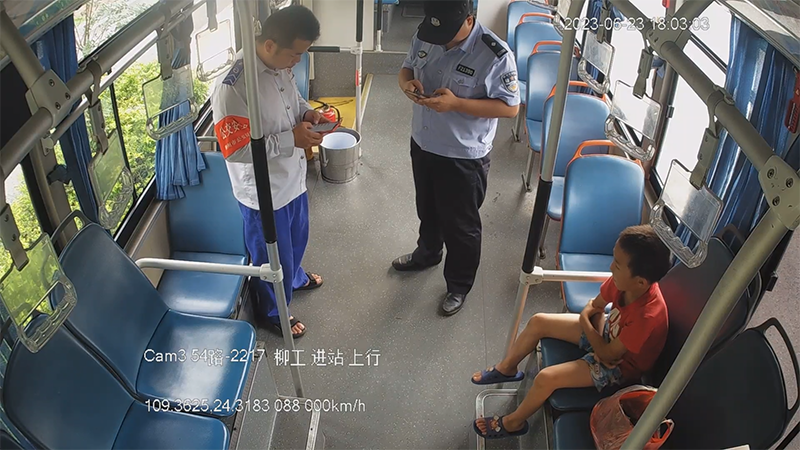 驷马况？公交司机“捡”了个孩子？